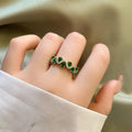 Calira otwarty pierścionek z błyszczącym szmaragdem | Złoto